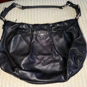 Prada handbag in perfect condition, has always been kept in a dust bag